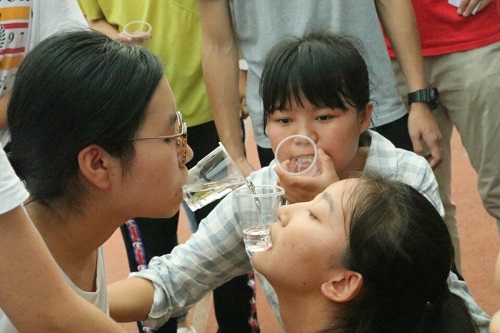 素拓之纸杯递水.jpg